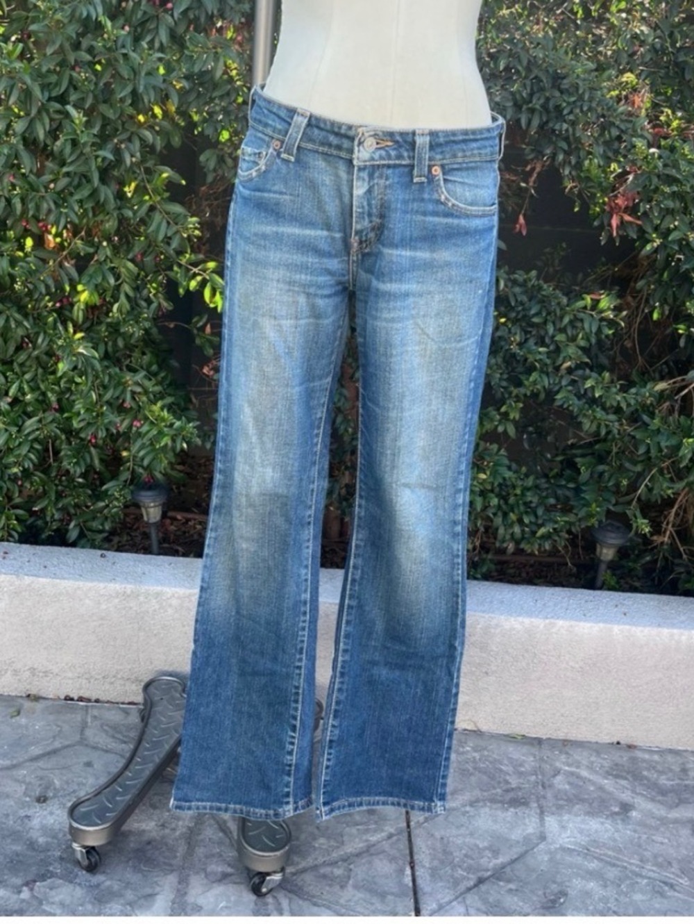 Vintage Levi’s Low Boot Cut Jeans Women’s 6M Blue Medium Wash Bootcut Y2K 2005